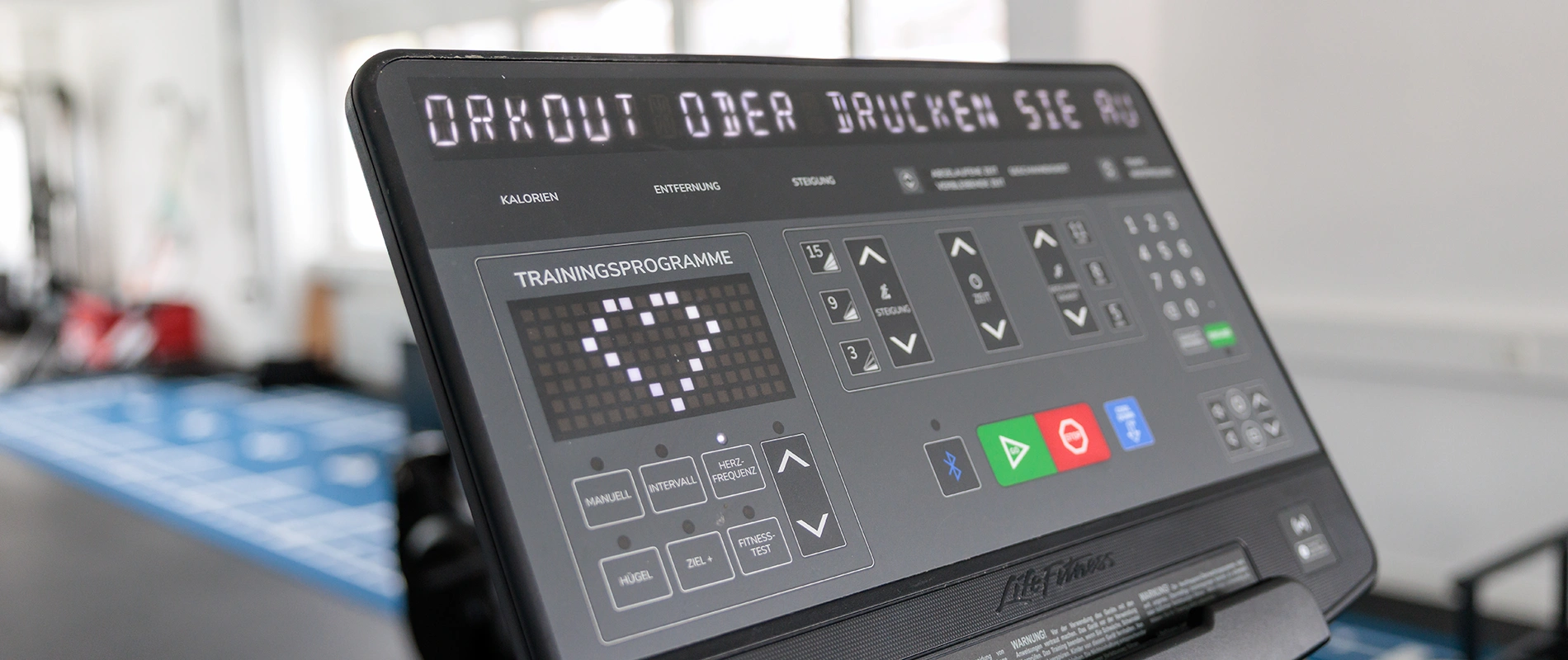 Aufnahme eines LifeFitness-Displays mit Herzfrequenz-Anzeige während eines medizinischen Aufbautrainings bei DuoLevitas.