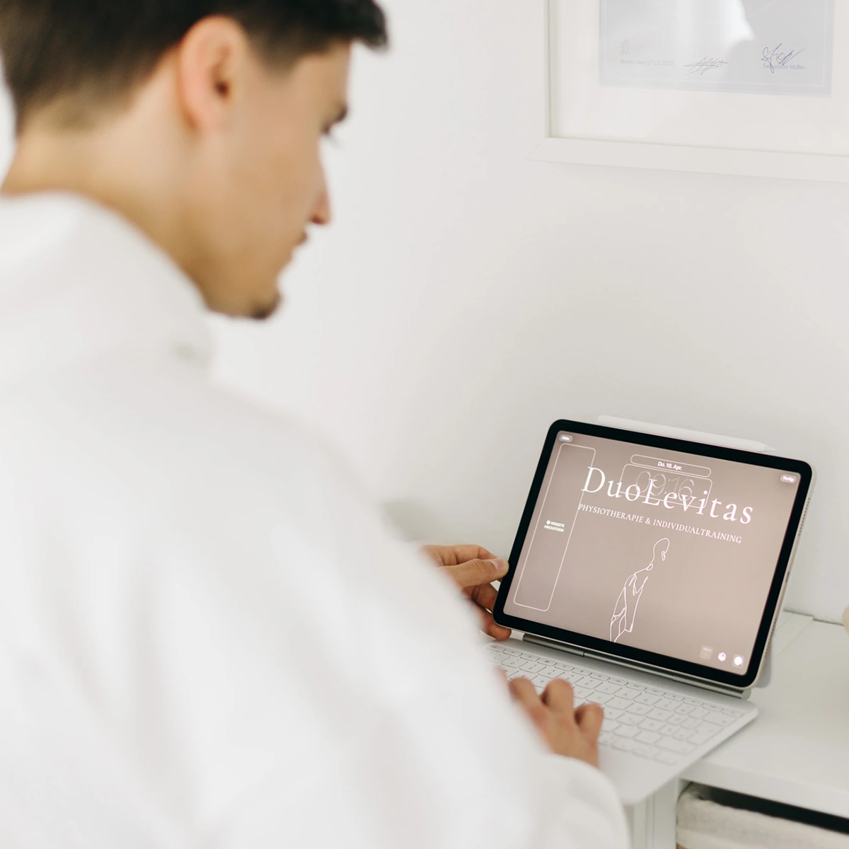 philosophie01 Physiotherapeut David Lucksch in Oberhaching bei der digitalen Dokumentation am Tablet für sicheren Datenschutz in seiner Praxis