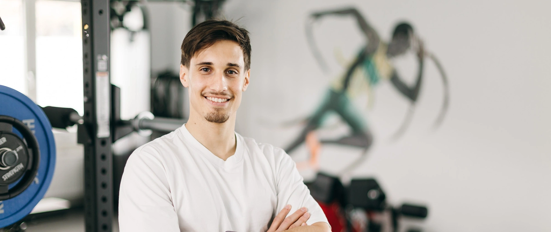 Porträt von Physiotherapeut David Lucksch in seiner modernen Praxis in Oberhaching – Experte für Physiotherapie und DuoLevitas Individualtraining.