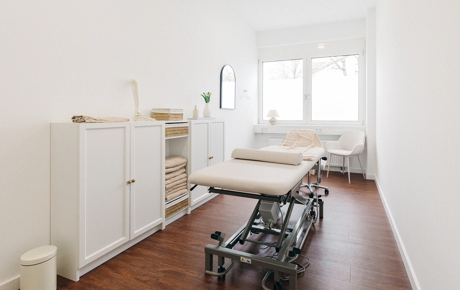 Helle, modern ausgestattete Praxisräume von DuoLevitas Physiotherapie mit Behandlungsliege und Beratungsbereich für Individualtraining.