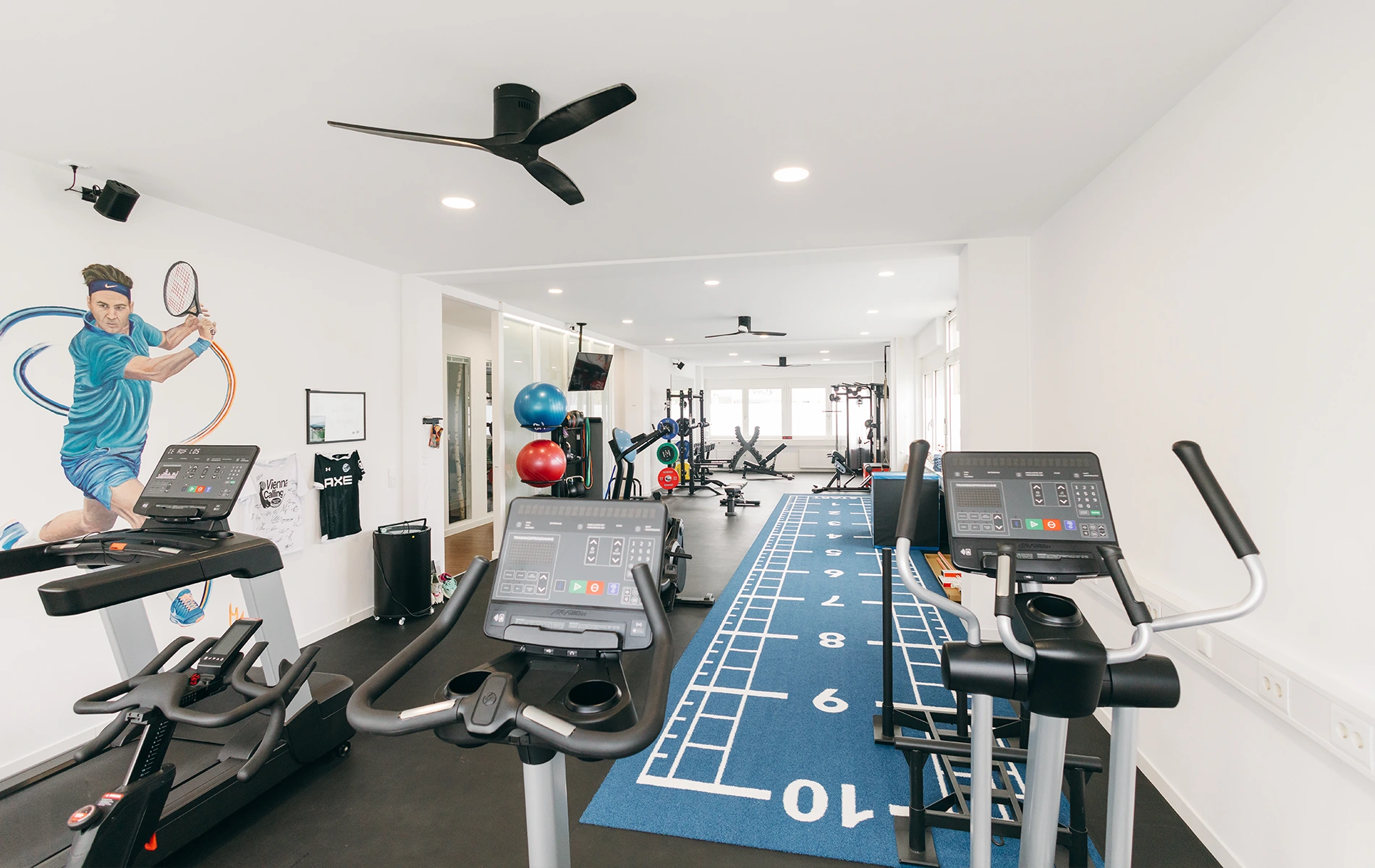 Moderner Trainingsbereich mit blauem Kunstrasen und Markierungen für medizinisches Individualtraining bei DuoLevitas in Oberhaching.