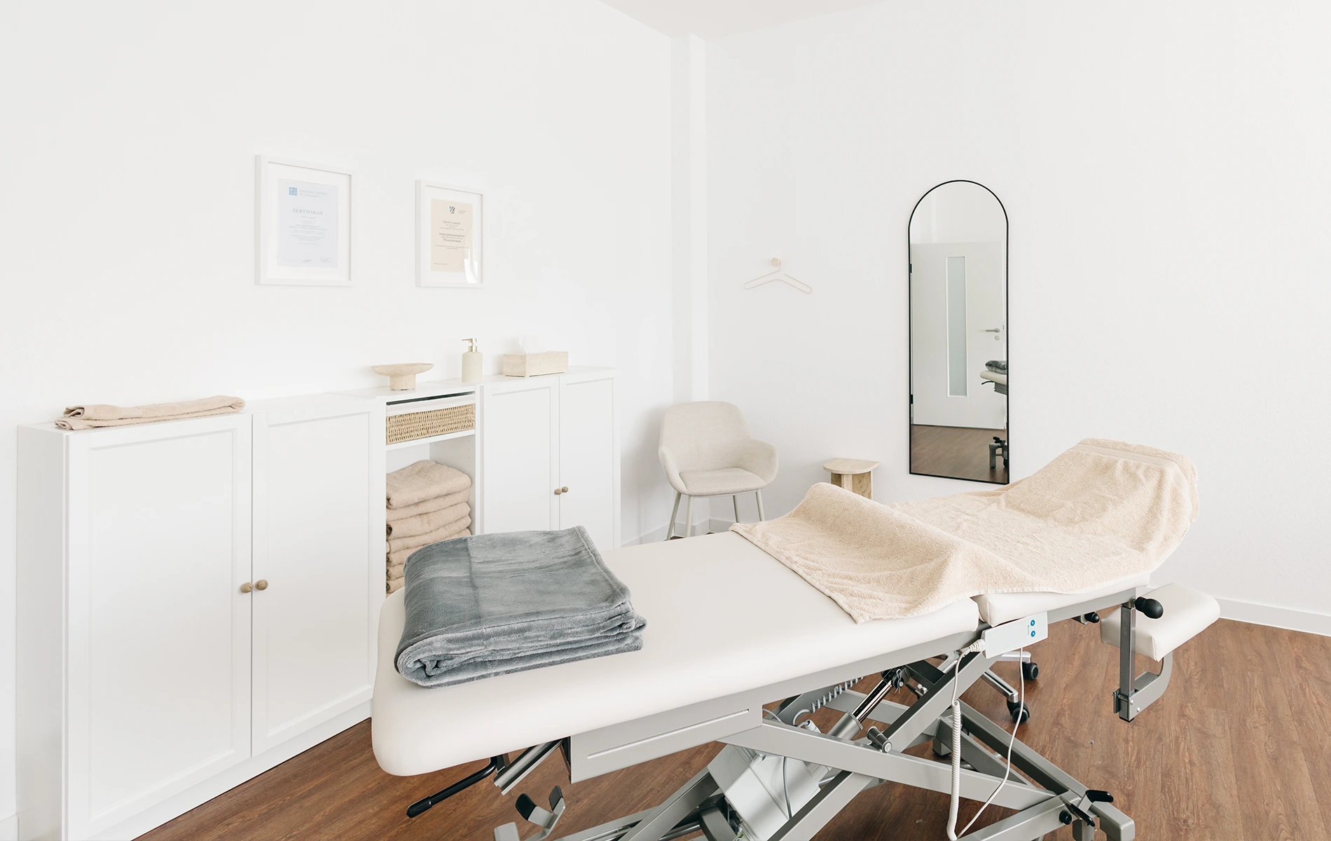 Helle, modern ausgestattete Praxisräume von DuoLevitas Physiotherapie mit Behandlungsliege und Beratungsbereich für Individualtraining.