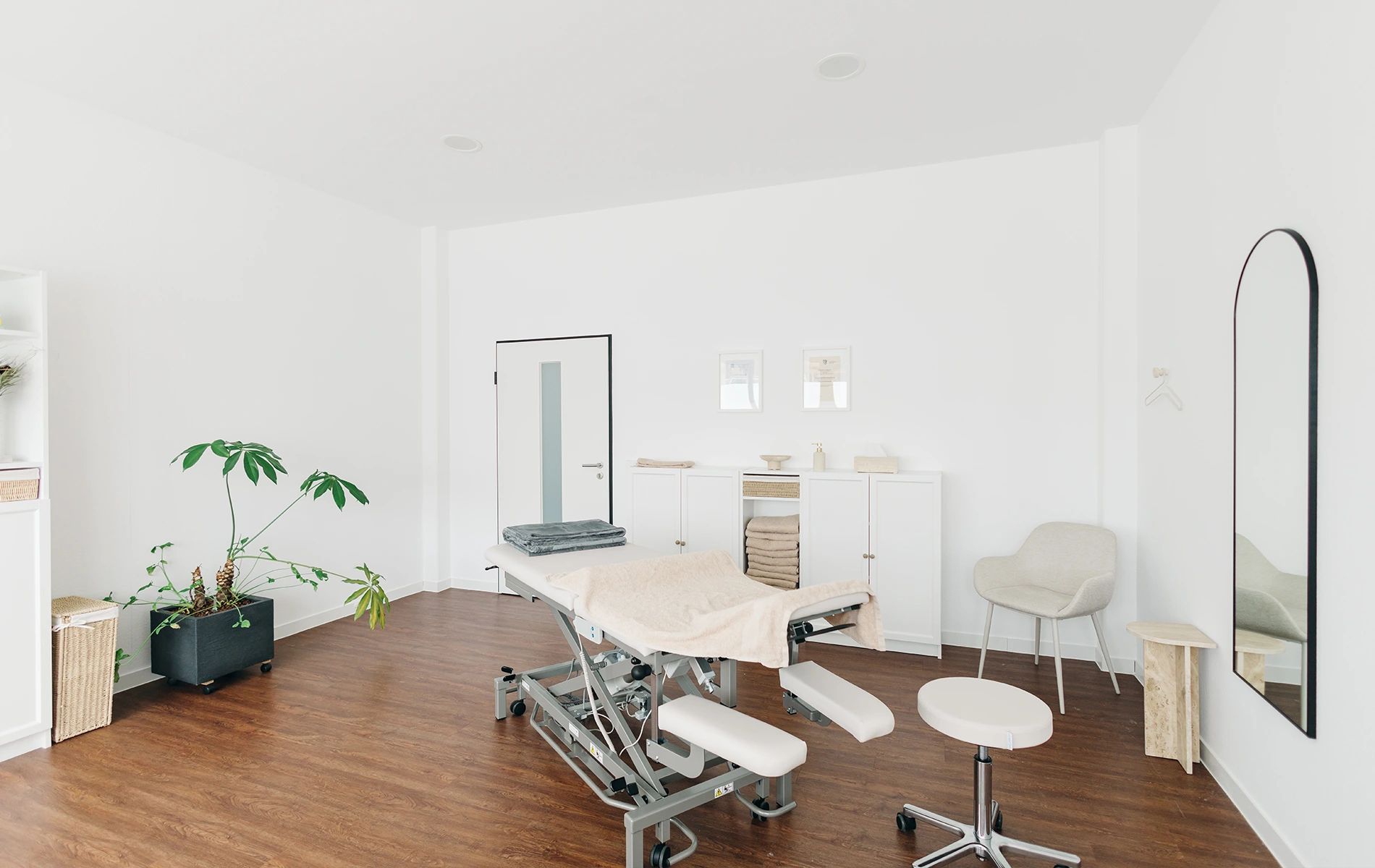Helle, modern ausgestattete Praxisräume von DuoLevitas Physiotherapie mit Behandlungsliege und Beratungsbereich für Individualtraining.